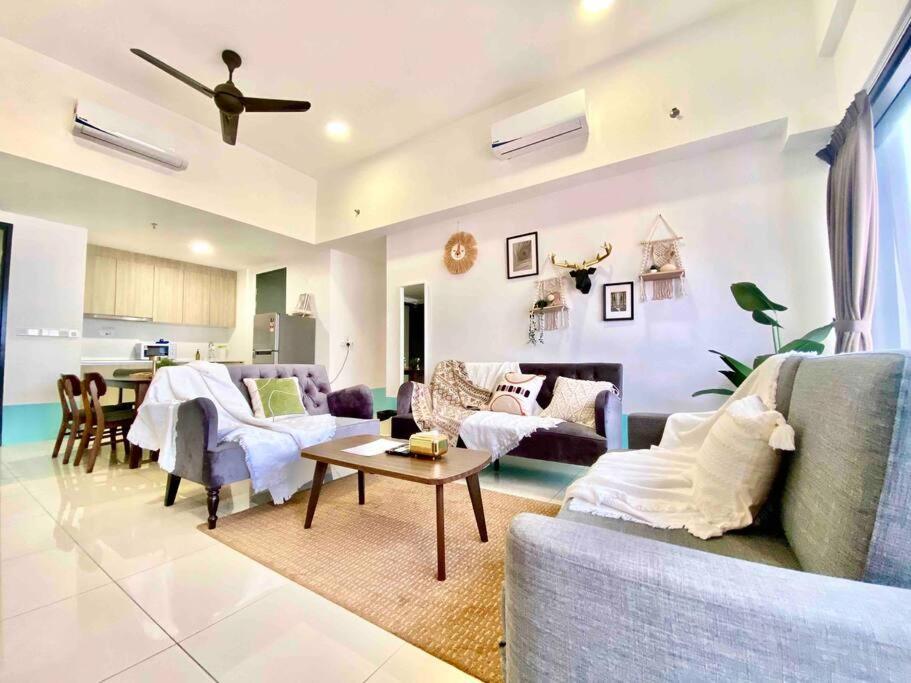 Pangsapuri Tropicana 218 Macalister #top Floor #wideangleviews #infinitypool #georgetown #8pax #3br 2bath #2queen 4single #near Island Hospital #quality Well Maintained #private Host Georgetown